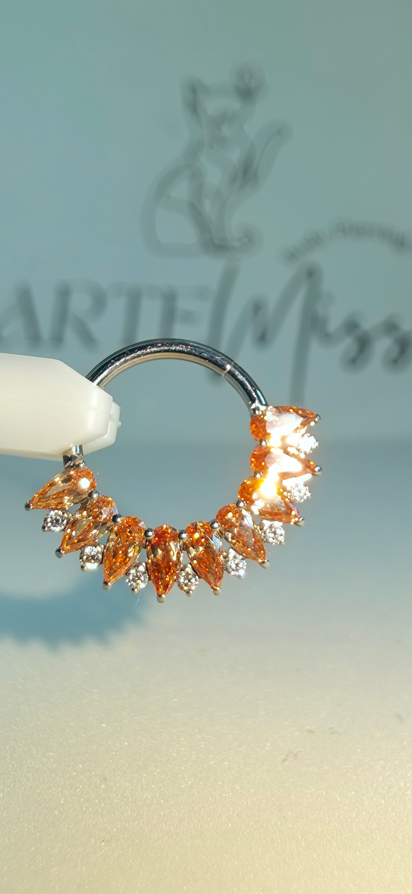Clicker de Titanio con incrustaciones de zirconia champagne