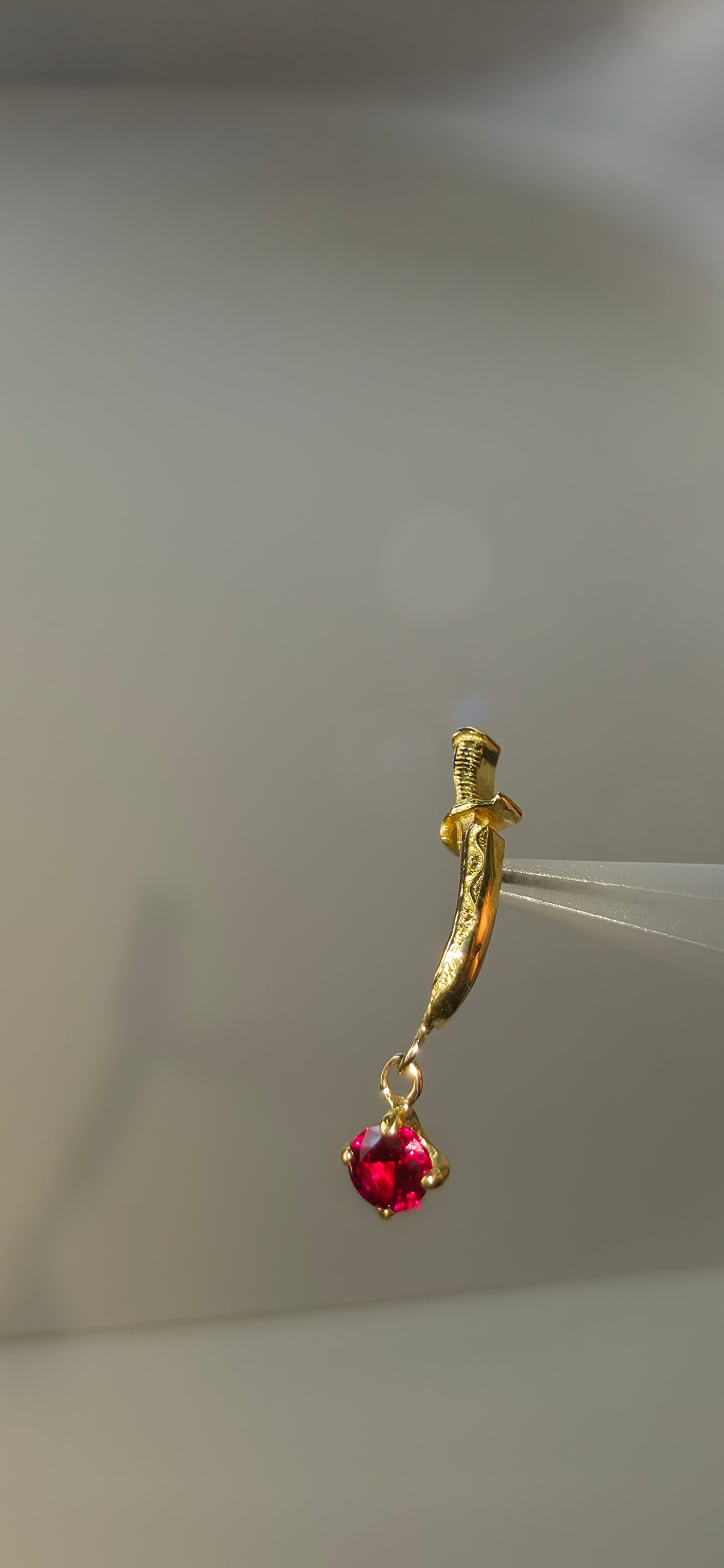 Daga en oro solido con colgante en cristal Swarovski en oro de 18k