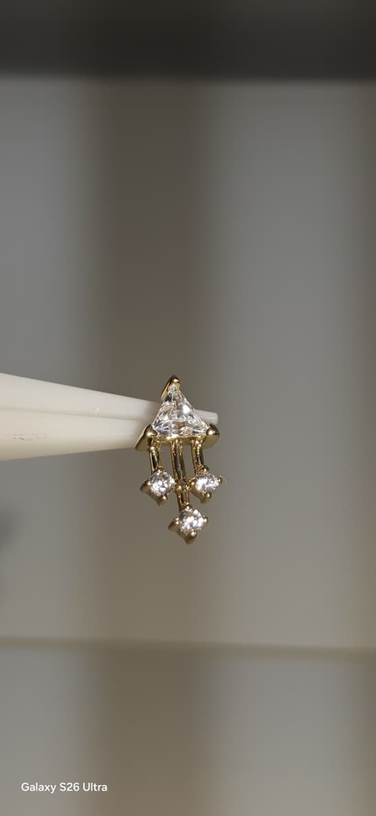 Pieza de oro solido de 14k con incrustaciones de zirconia