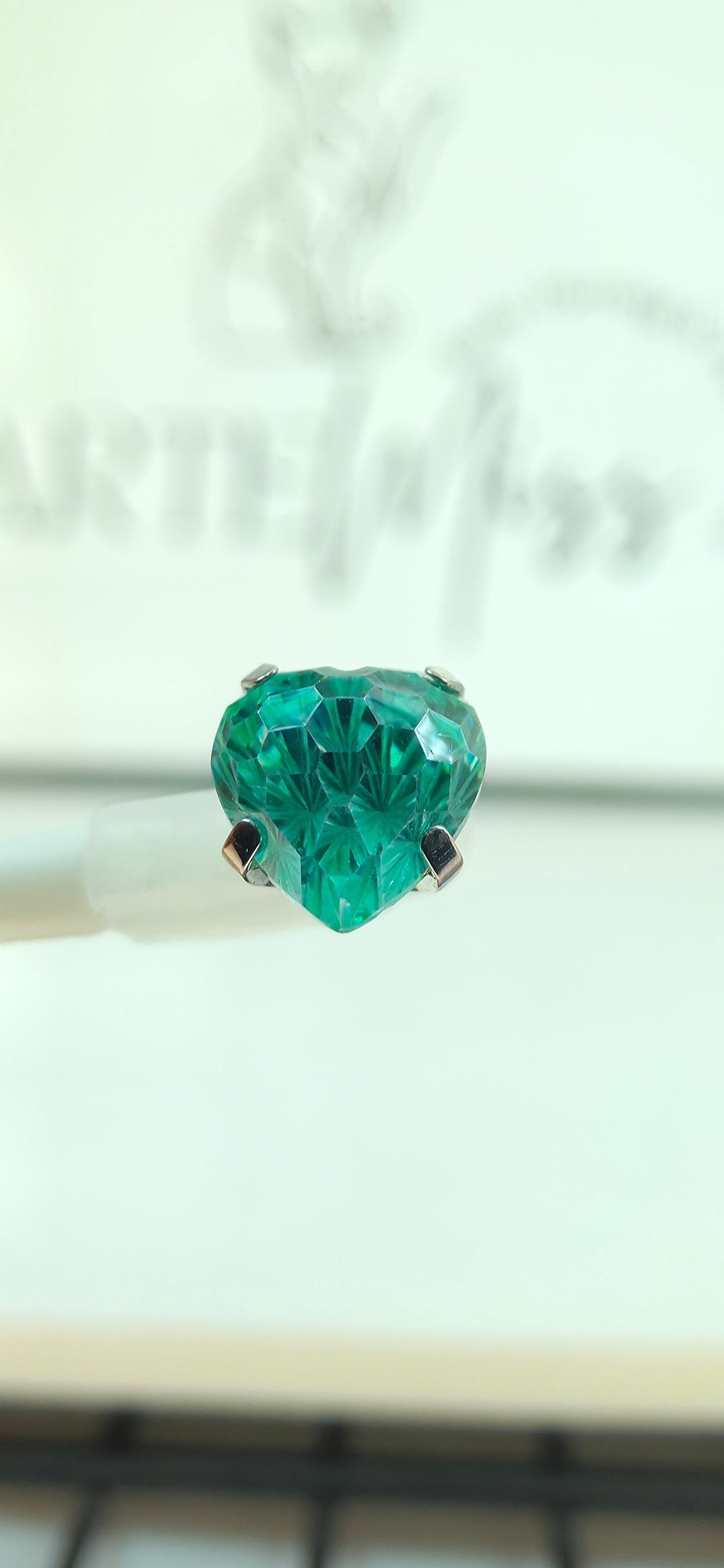 Top de Titanio con zirconia en forma de corazon