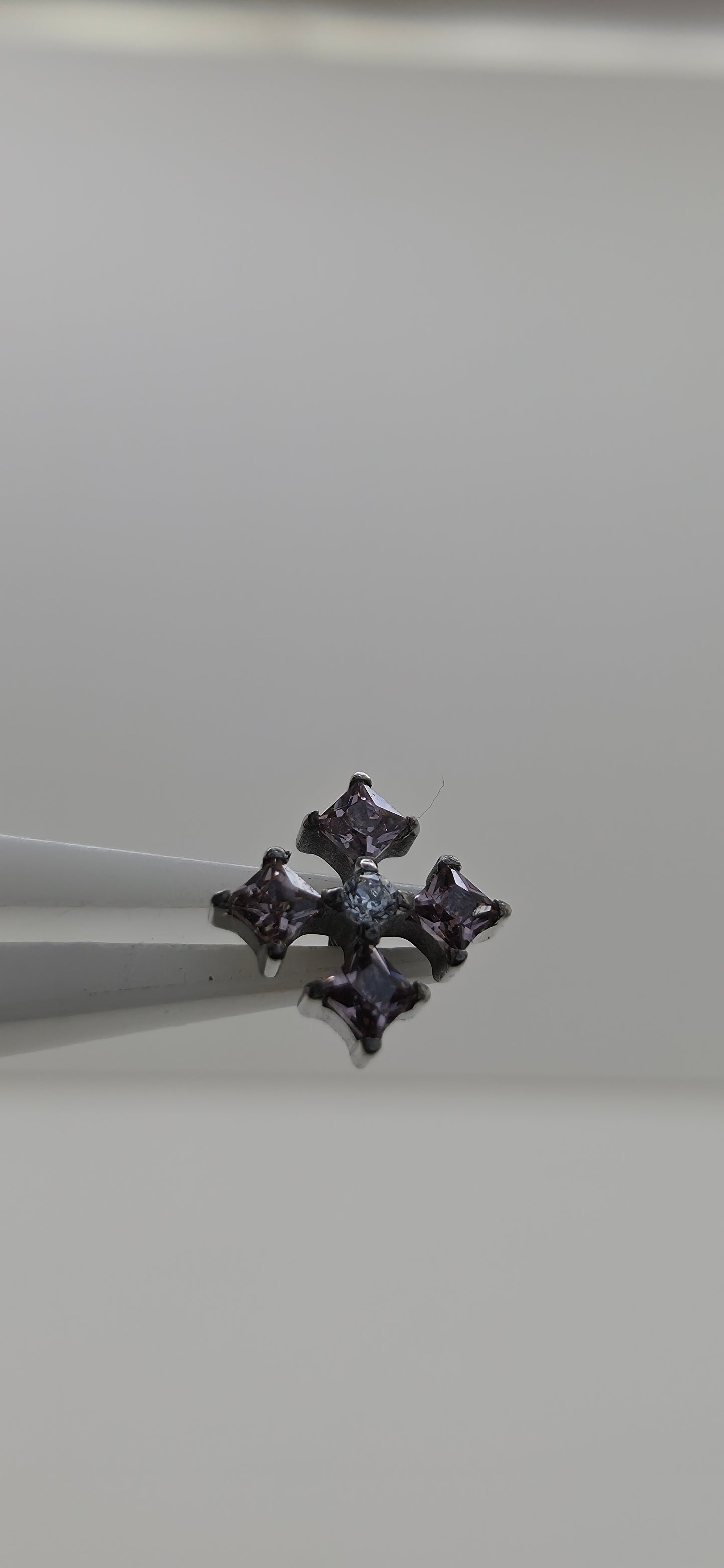 Piercing Labret Titanio figura cruz con incrustaciones