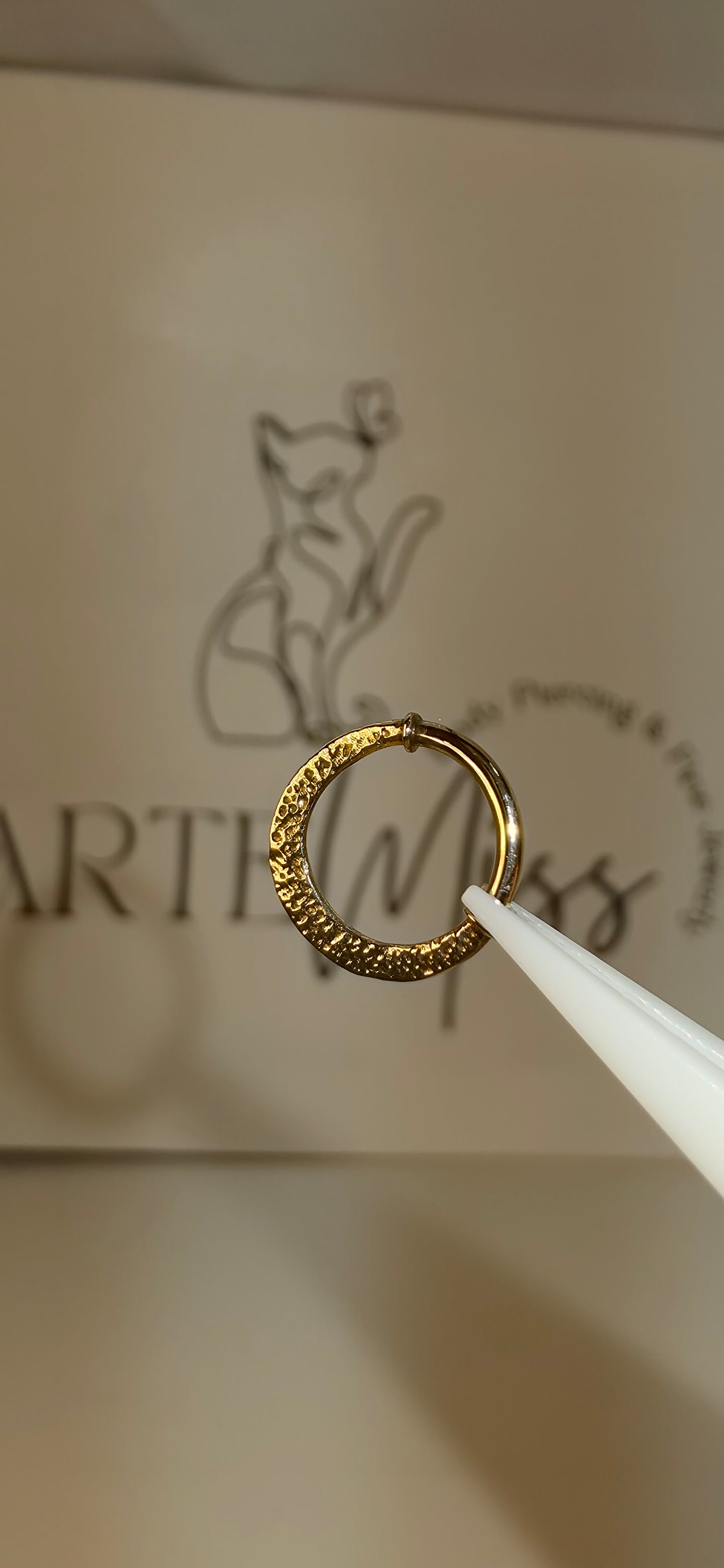 Argolla de oro solido 14k martillando de 9mm