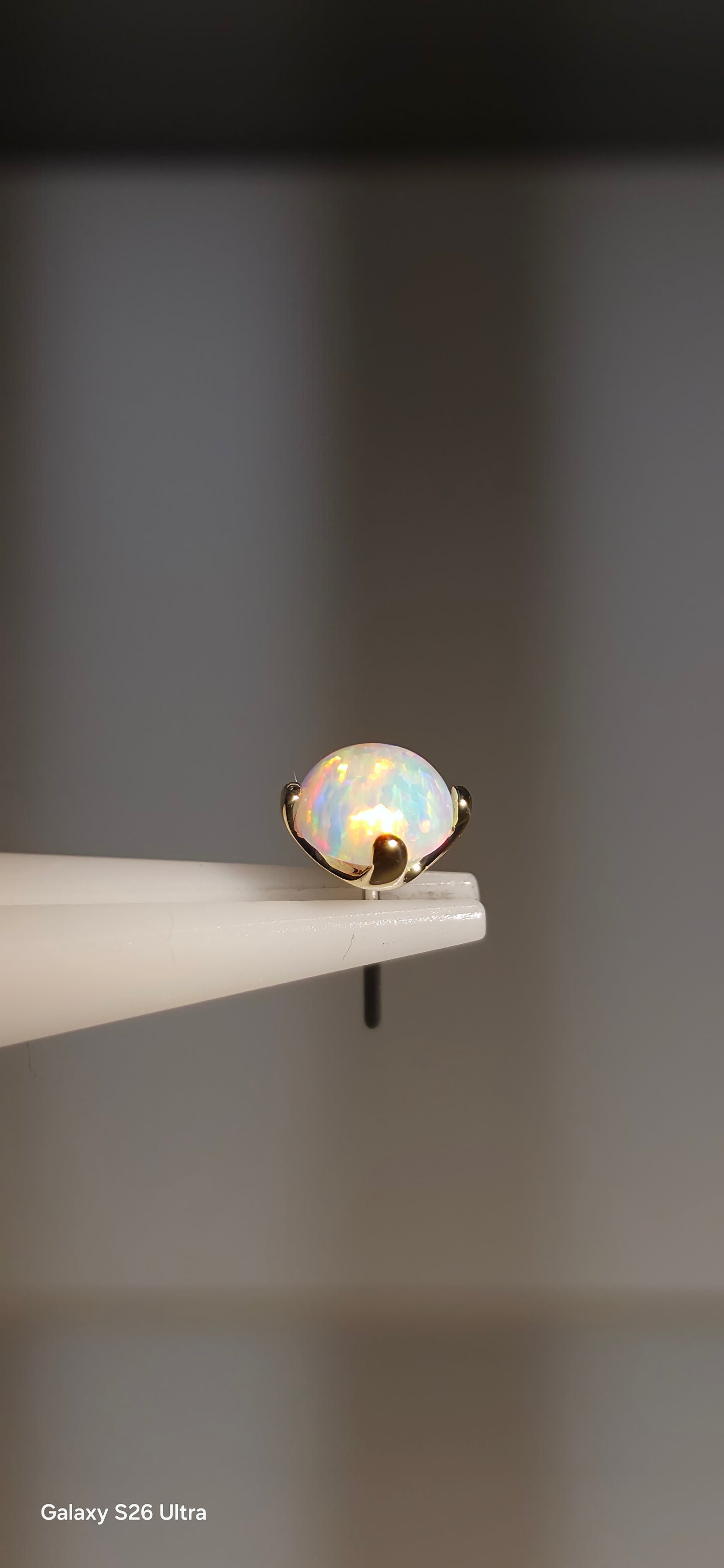 Opalo nieve 3.5 mm en oro de 18k