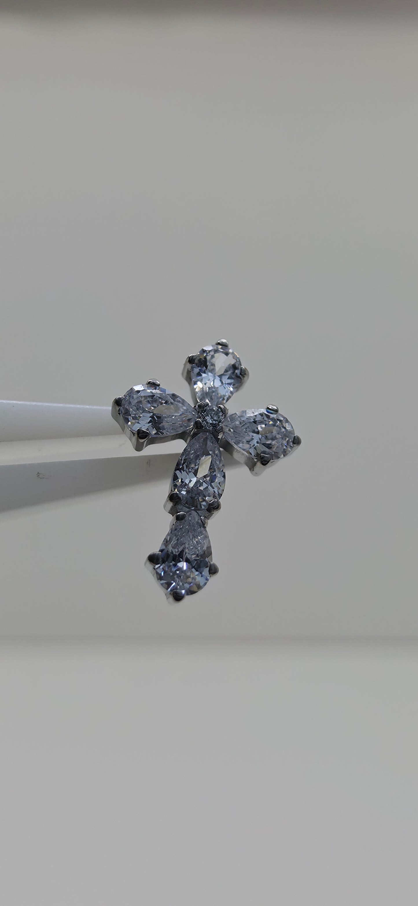 Piercing Titanio Cruz con incrustaciones de Zirconia