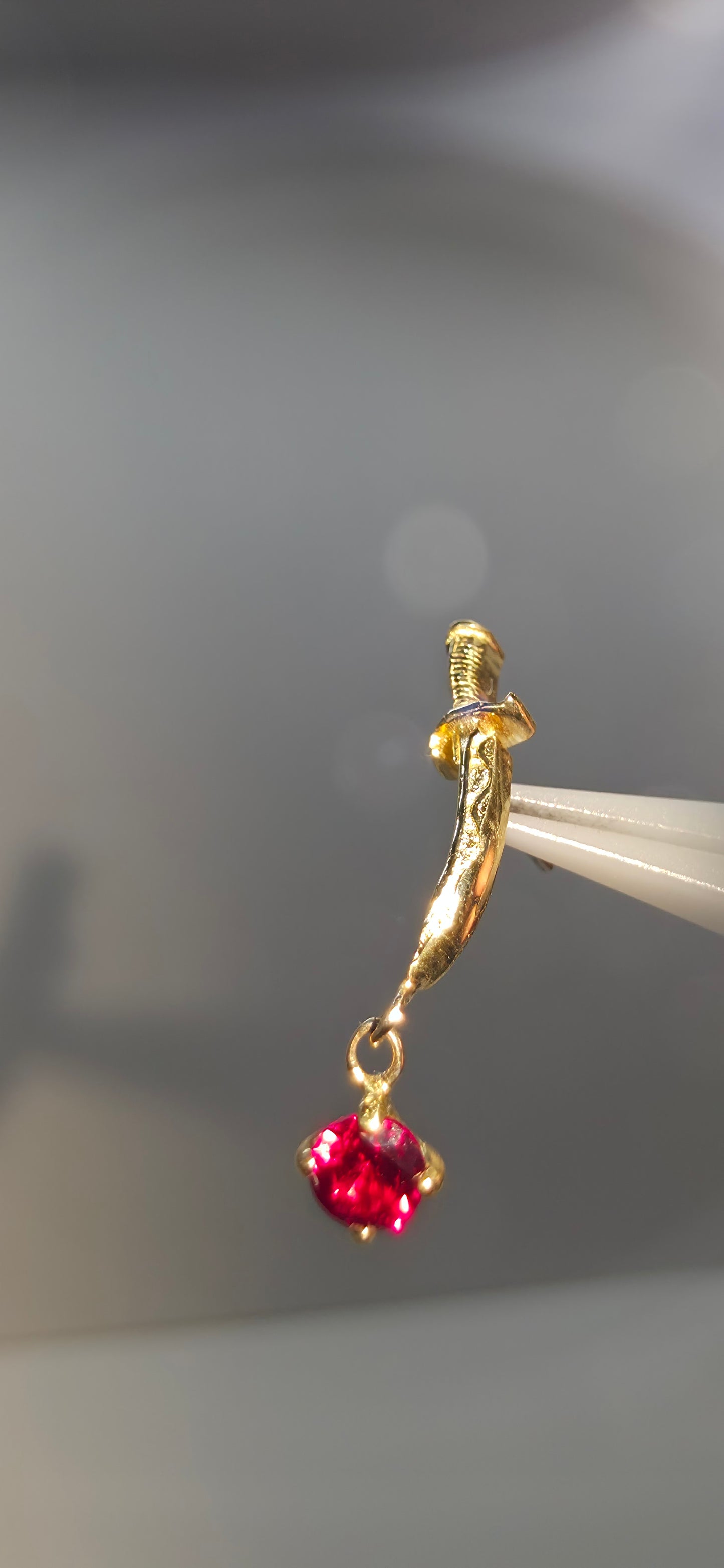 Daga en oro solido con colgante en cristal Swarovski en oro de 18k