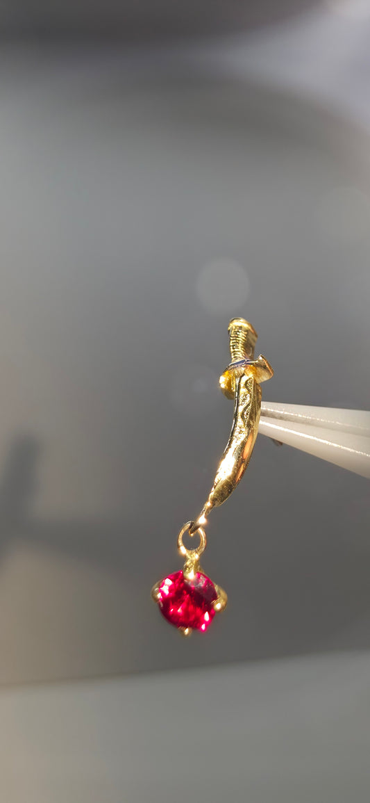 Daga en oro solido con colgante en cristal Swarovski en oro de 18k
