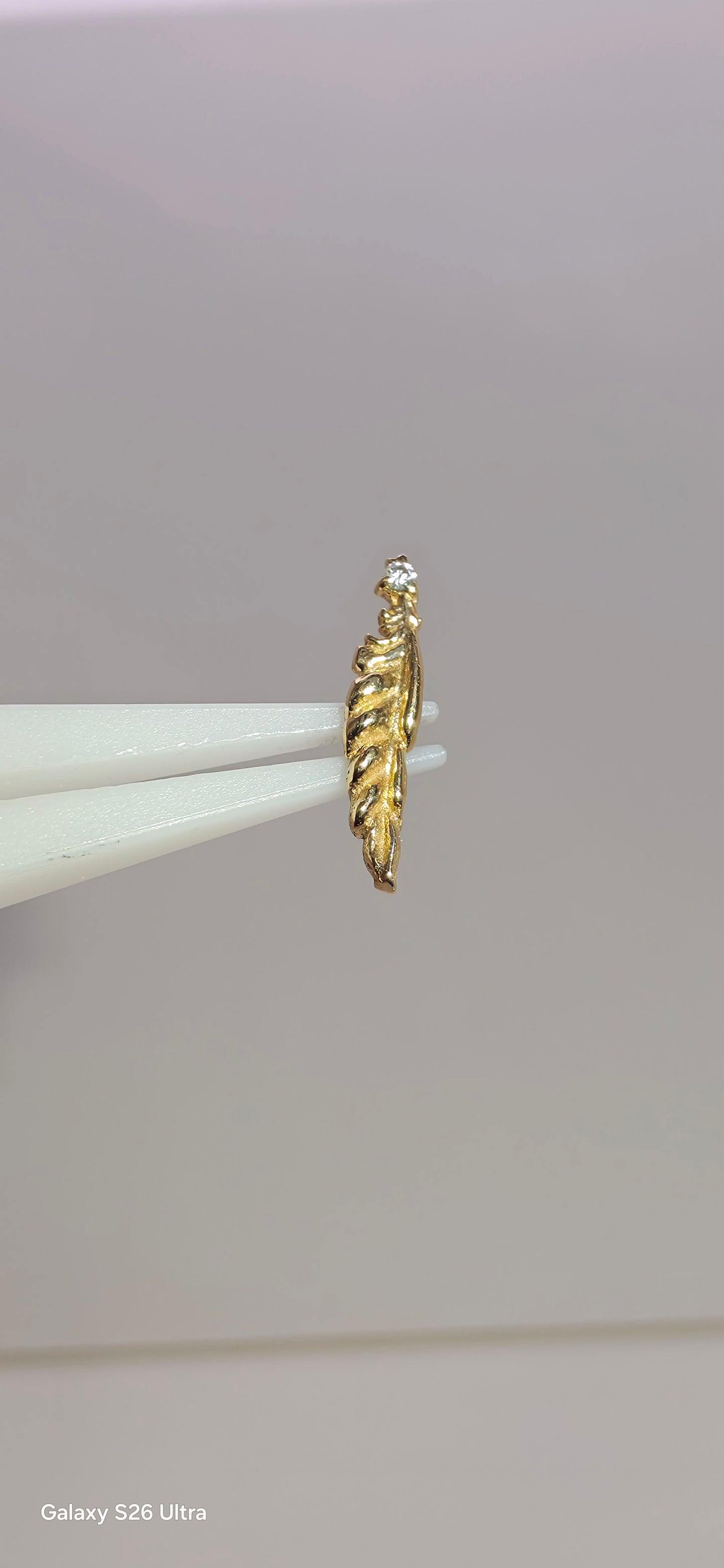 Pluma en oro de 14k con cistal Swarovski blanco o morado