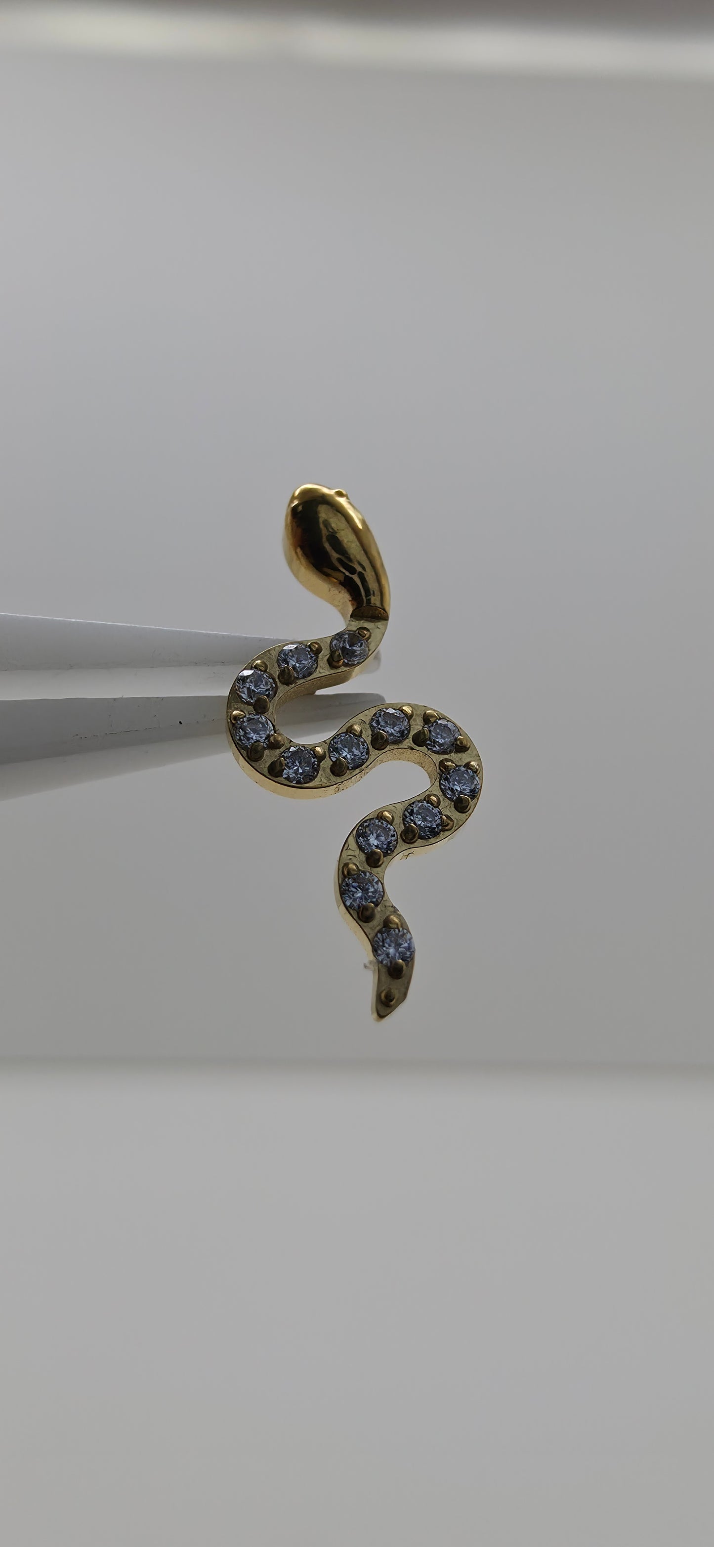 Piercing Labret Titanio figura serpiente con incrustaciones
