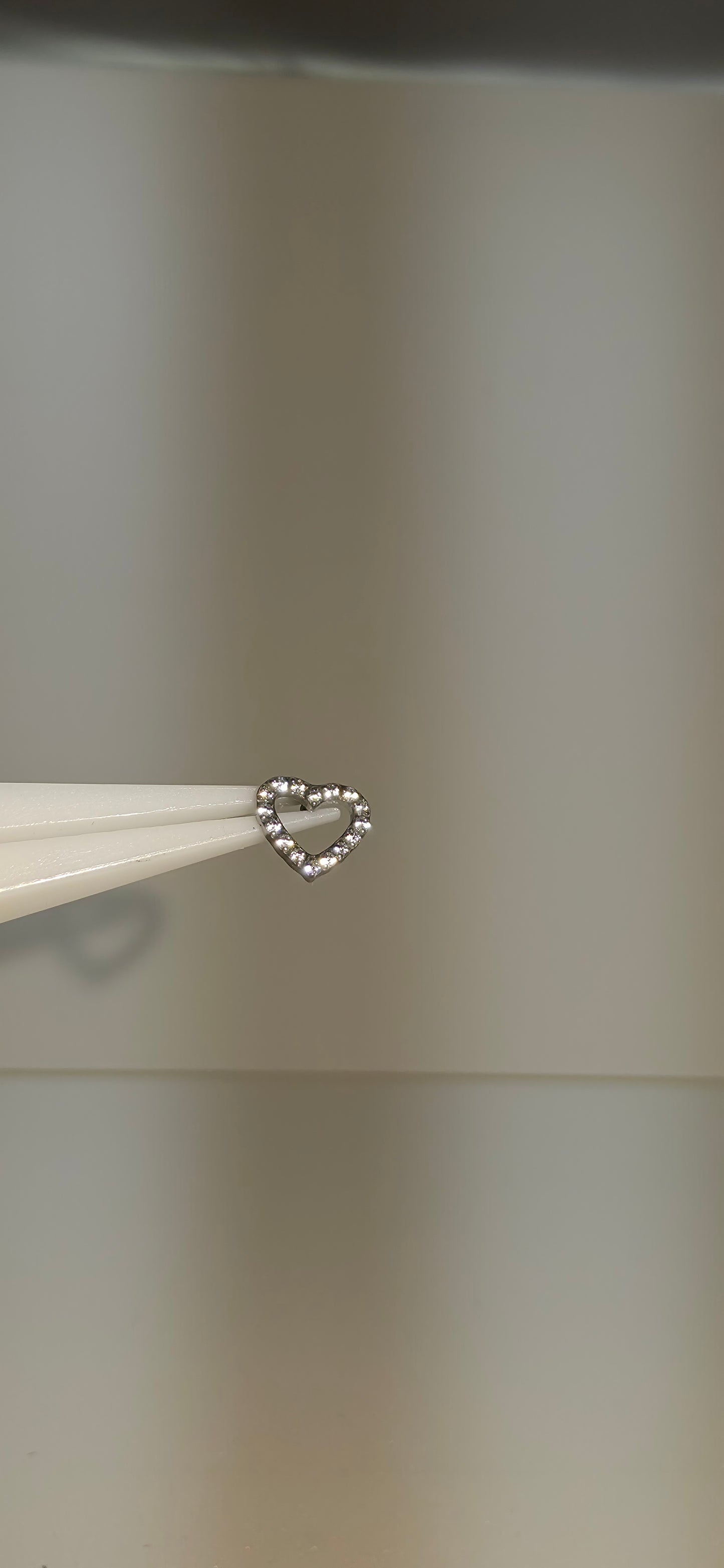 Piercing Labret Titanio figura corazón con incrustaciones