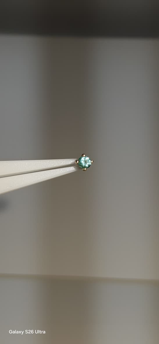 Esmeralda 2.5 mm en oro de 18k
