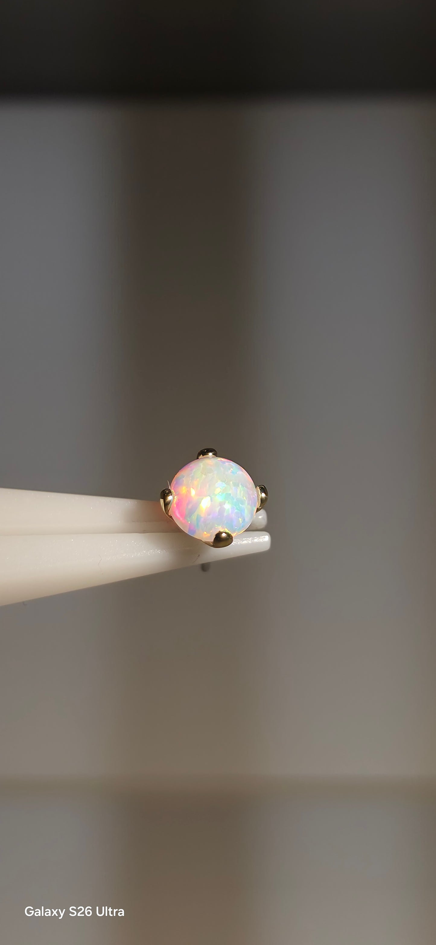 Opalo nieve 3.5 mm en oro de 18k