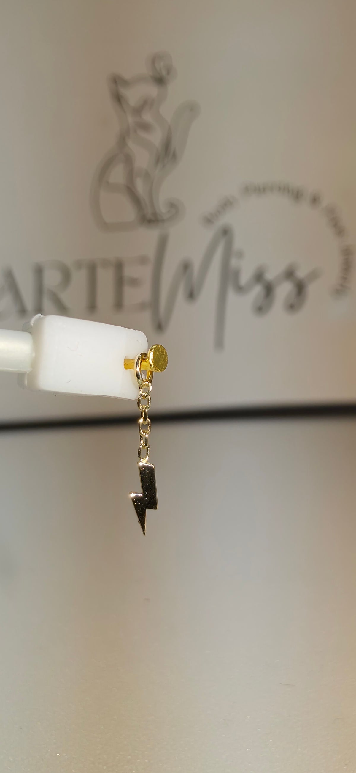 Charm colgante de rayo en oro de 14k