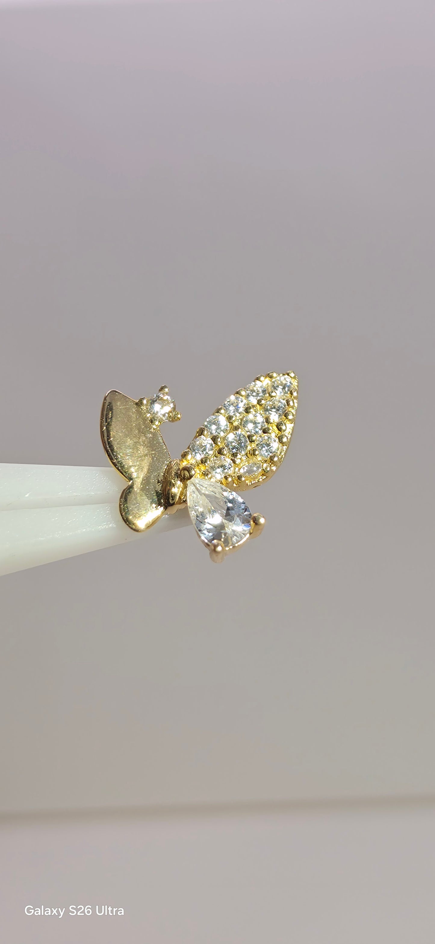 Mariposa oro solido 14k con incrustaciones de zirconia