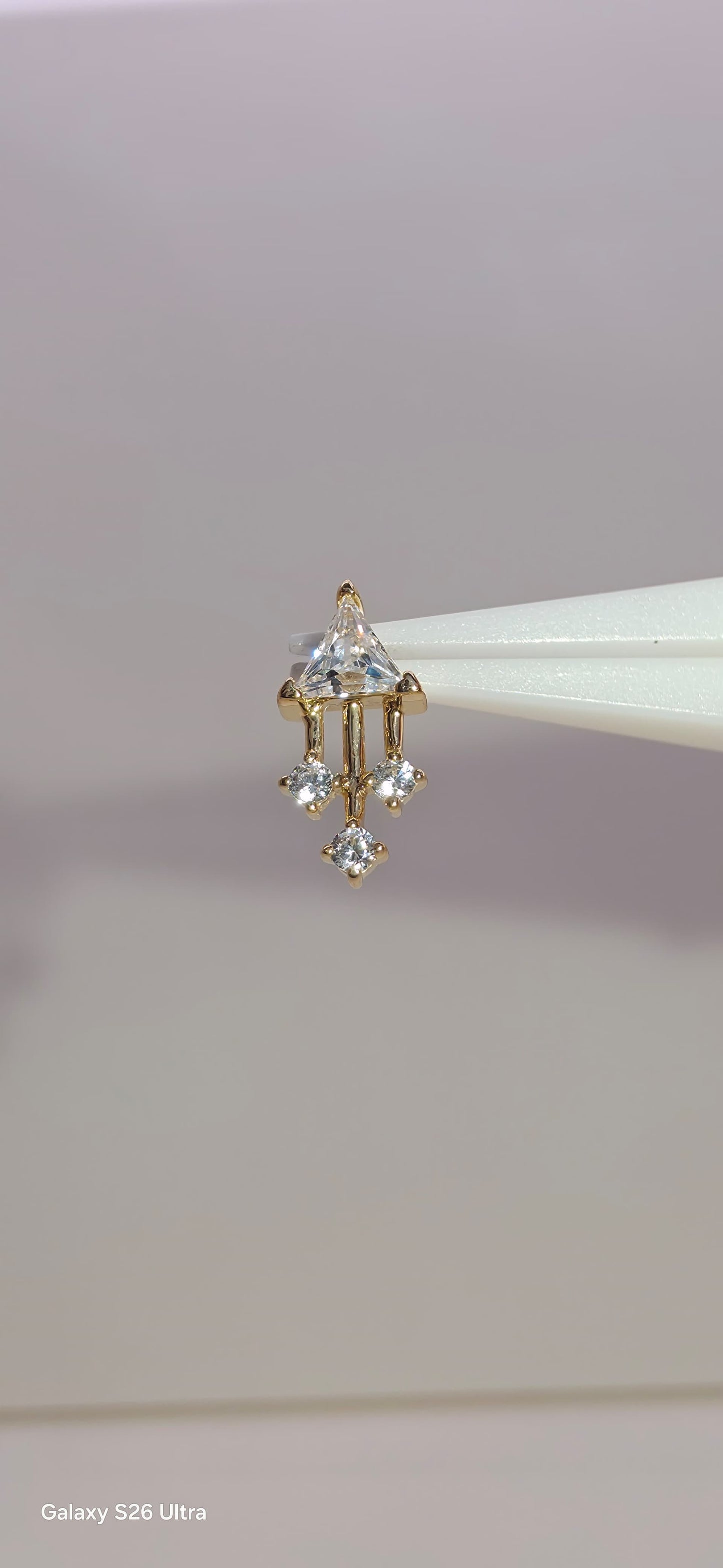 Pieza de oro solido de 14k con incrustaciones de zirconia