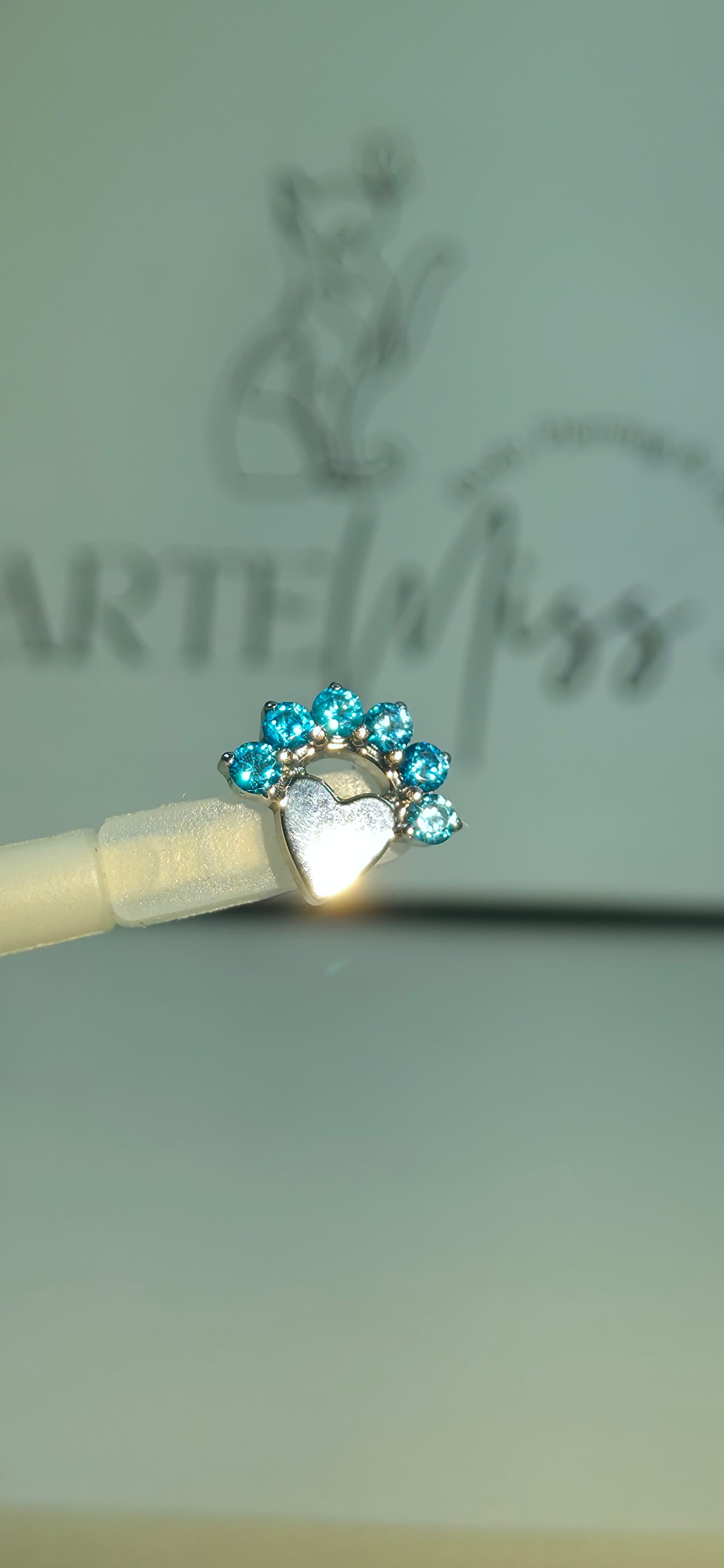 Top de Titanio en forma de corazon con incrustaciones de zirconia