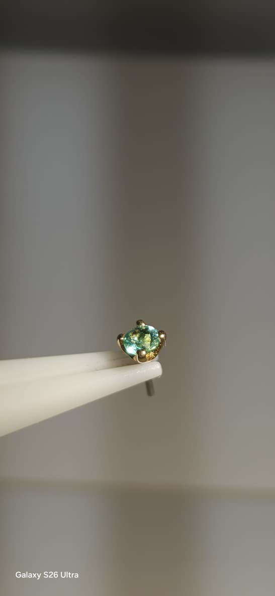 Esmeralda 2.5 mm en oro de 18k