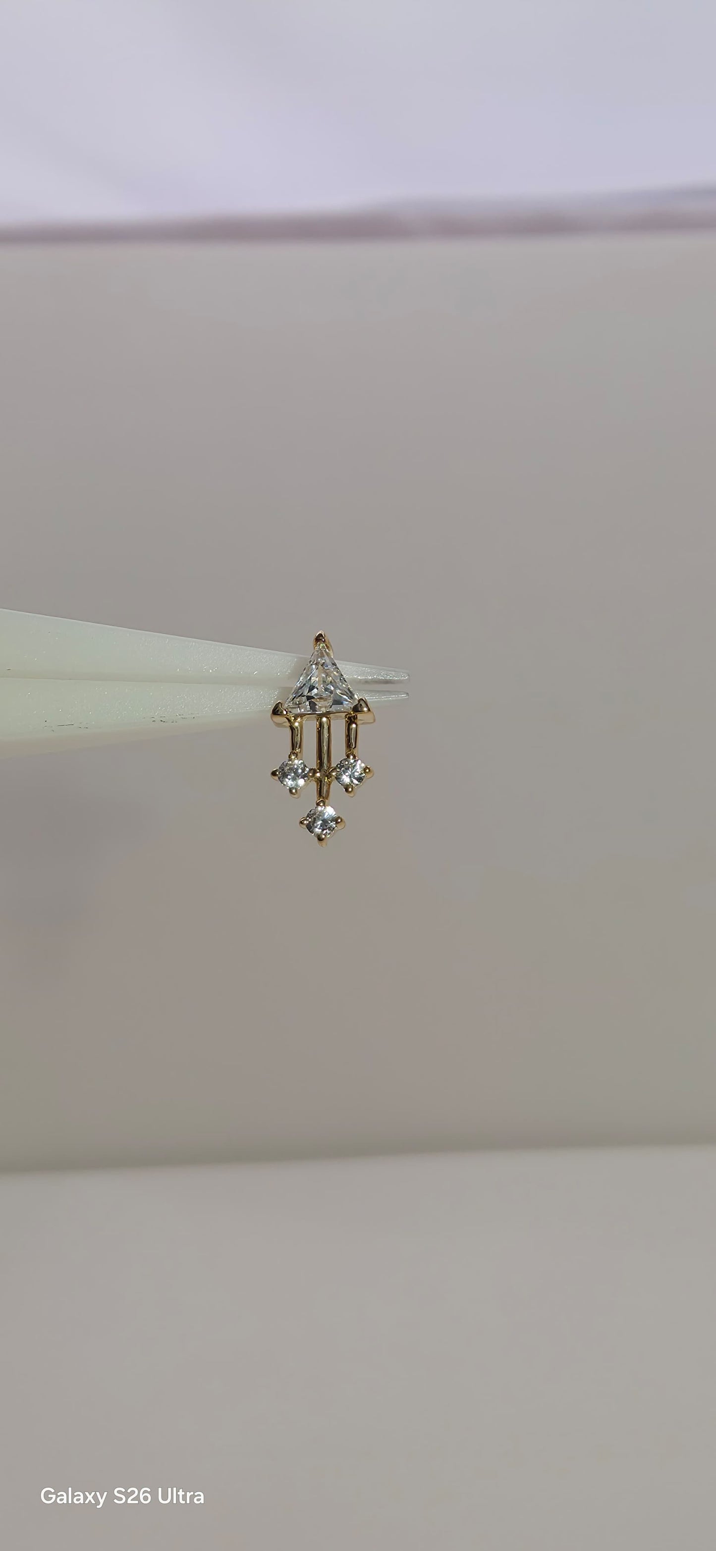 Pieza de oro solido de 14k con incrustaciones de zirconia
