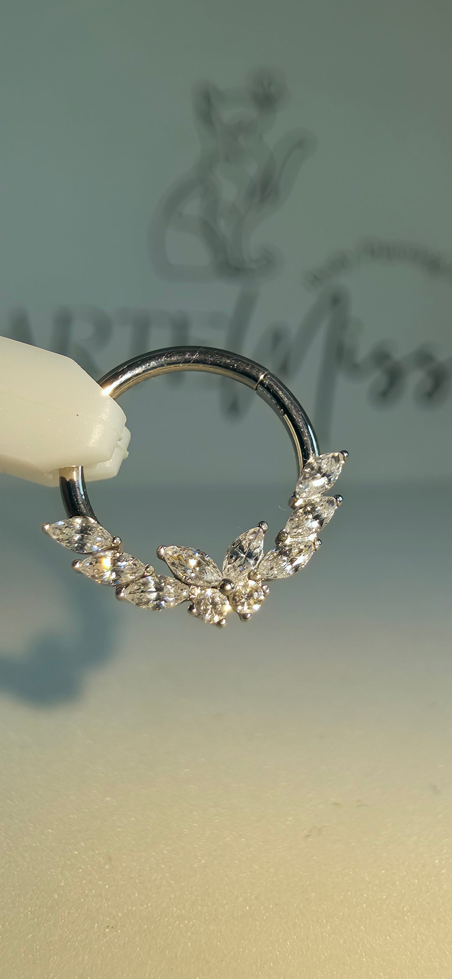 Clicker de Titanio con figura de mariposa e incrustaciones de zirconia
