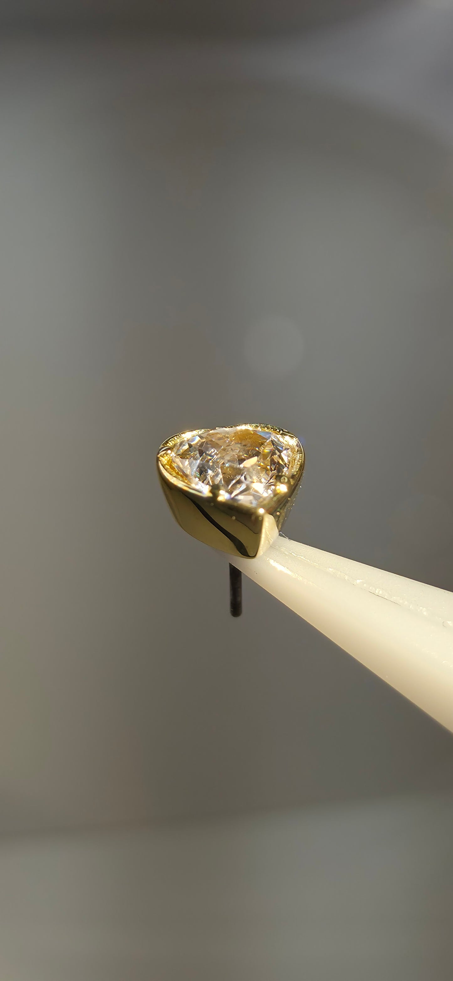 Corazón en oro de 18k con cristal Swarovski