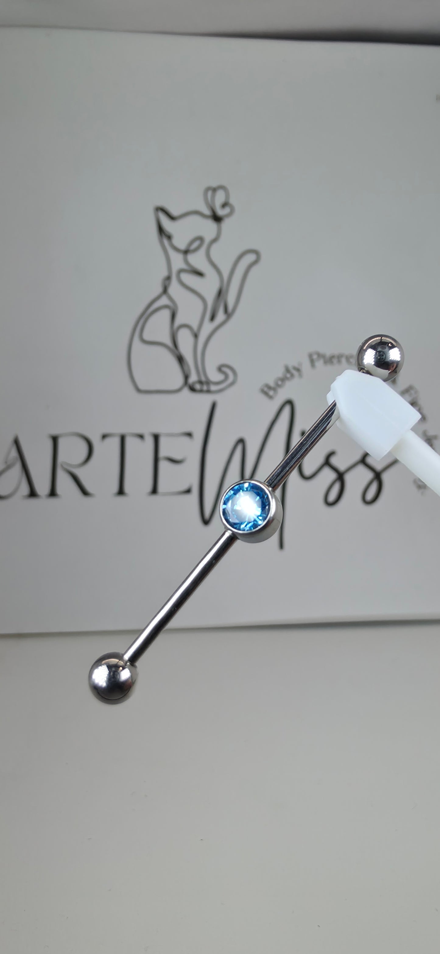 Industrial piercing, transversal 14g en Titanio.