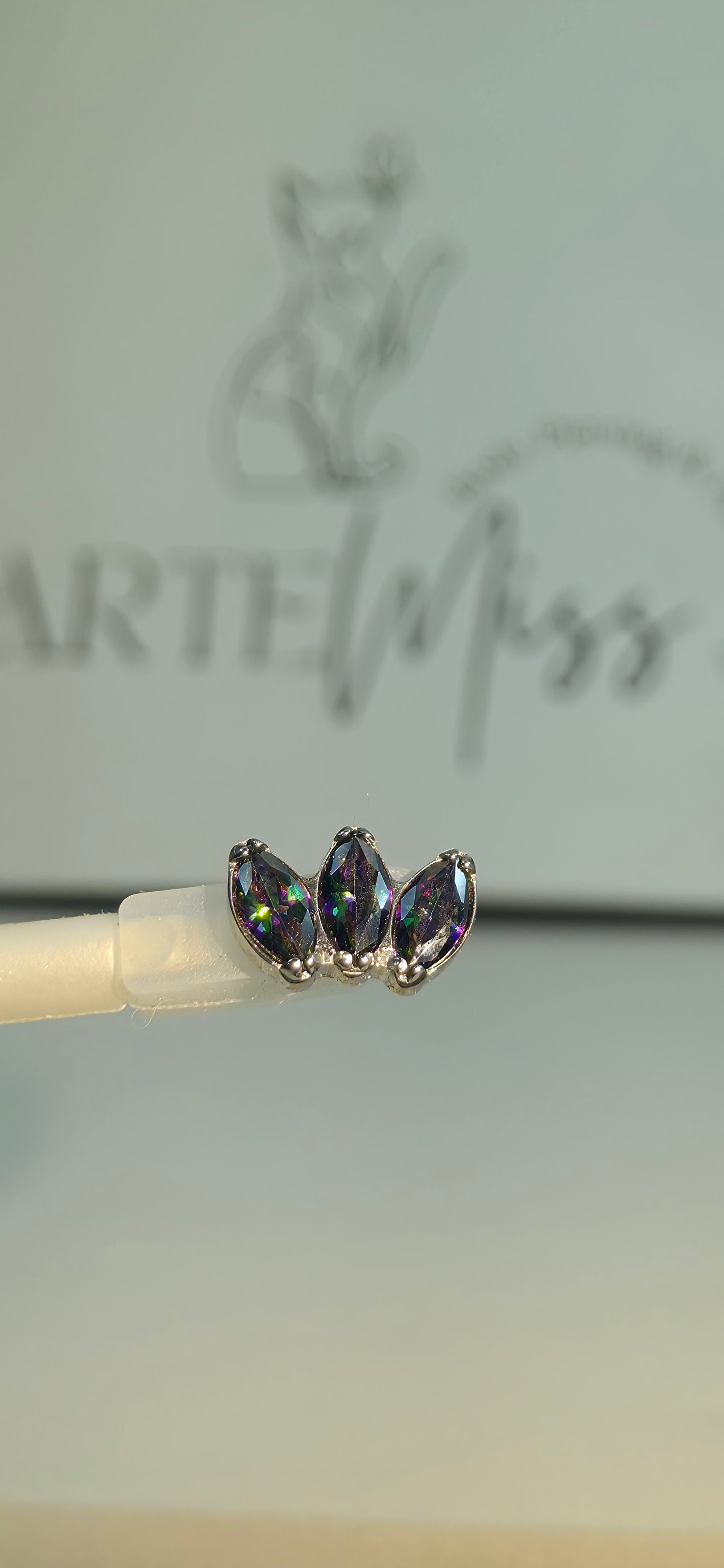Cluster de Titanio triple marquise vitral