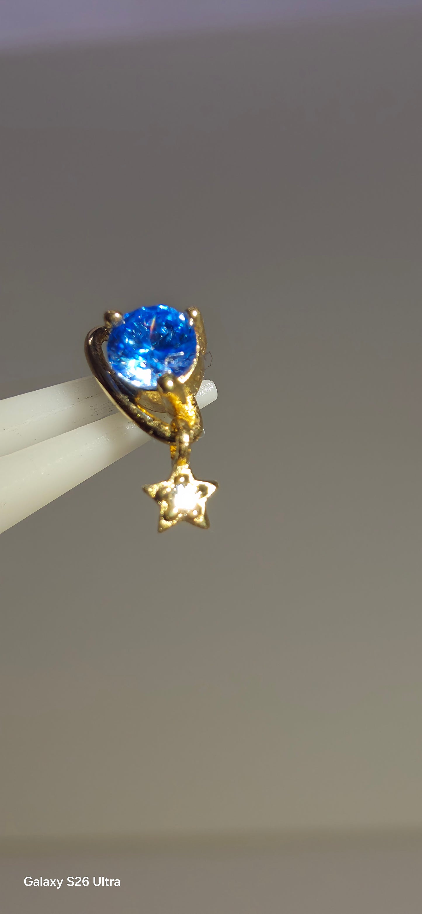 Planeta azul con colgante de estrella en oro de 14k