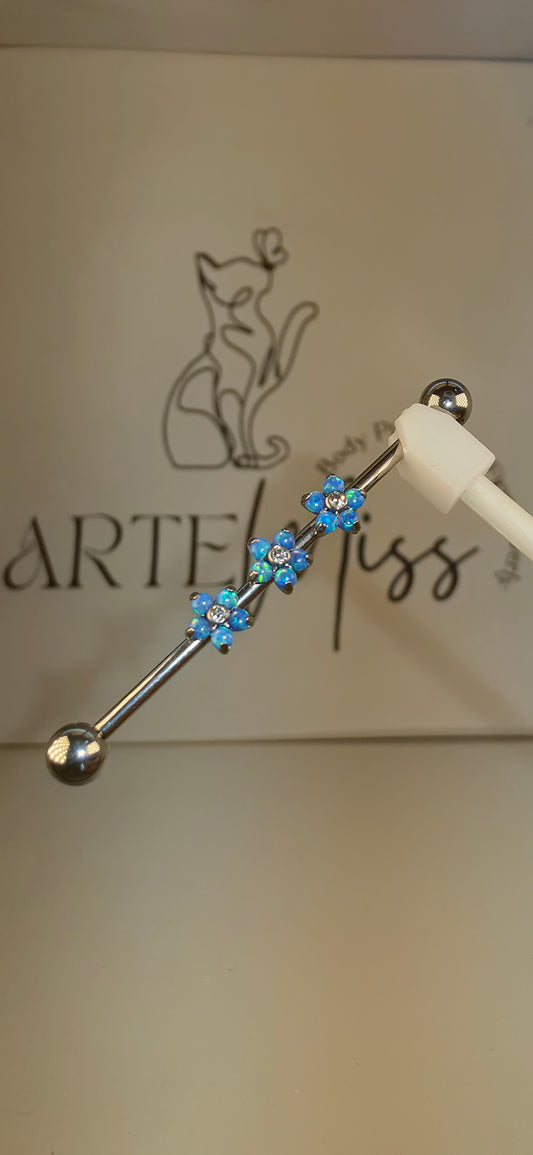 Industrial/transversal piercing con flores de opalo azul