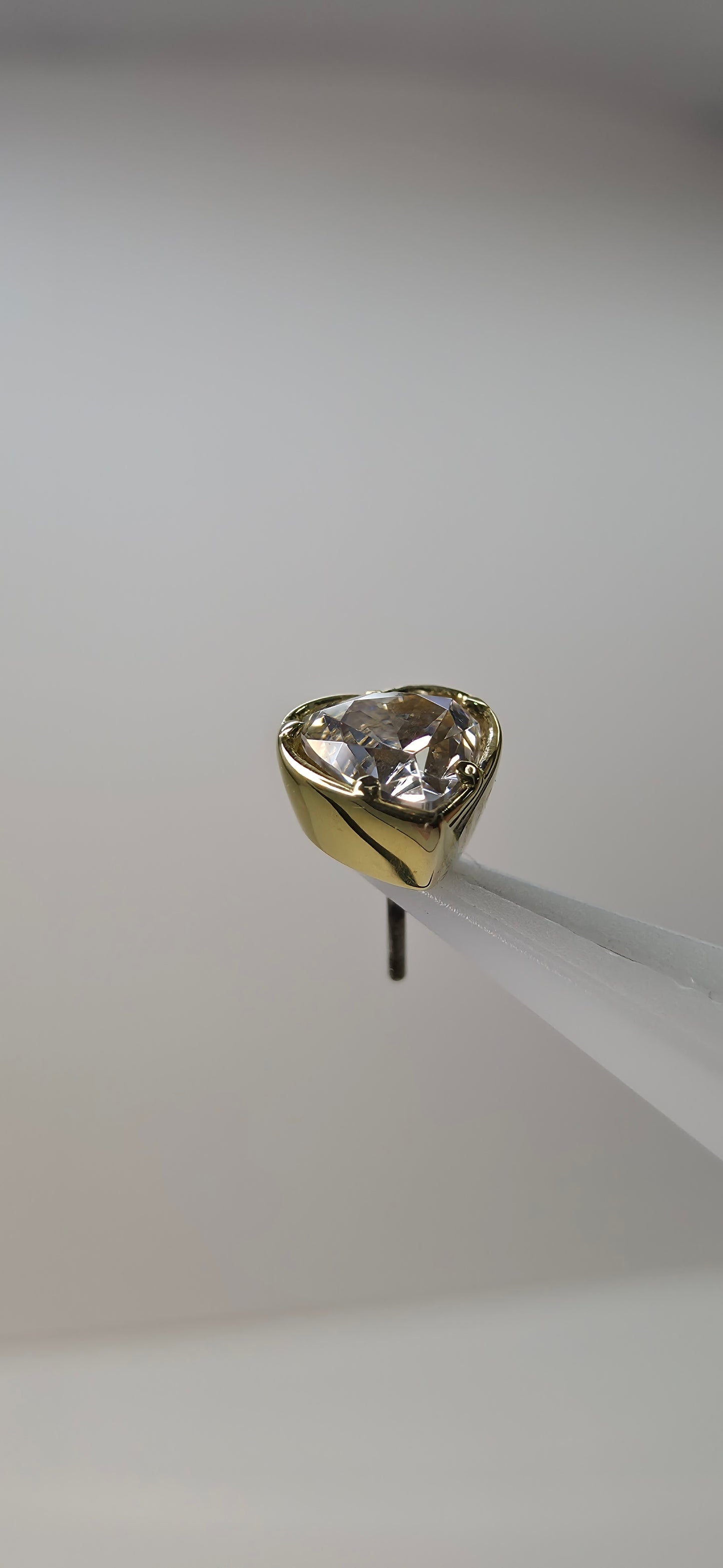 Corazón en oro de 18k con cristal Swarovski