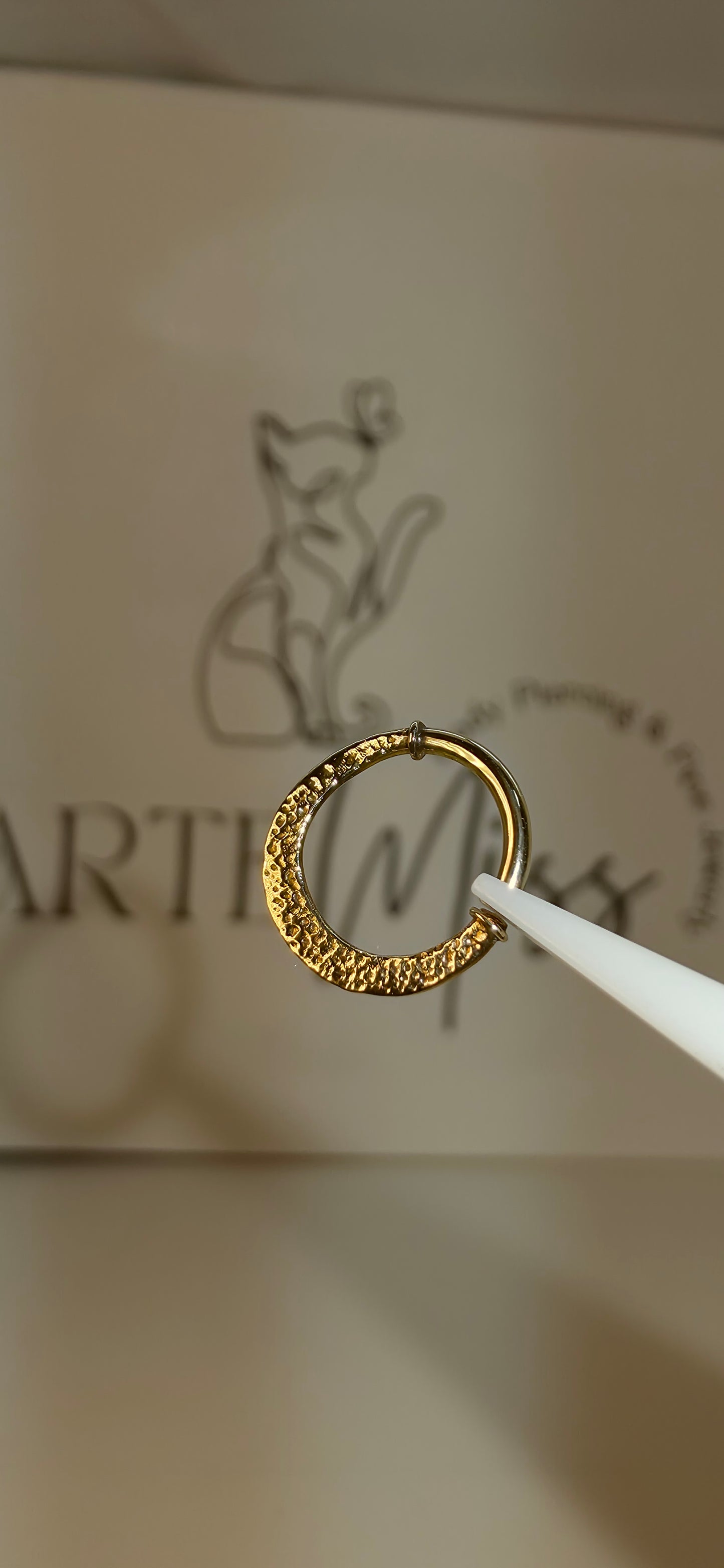 Argolla de oro solido 14k martillando de 9mm