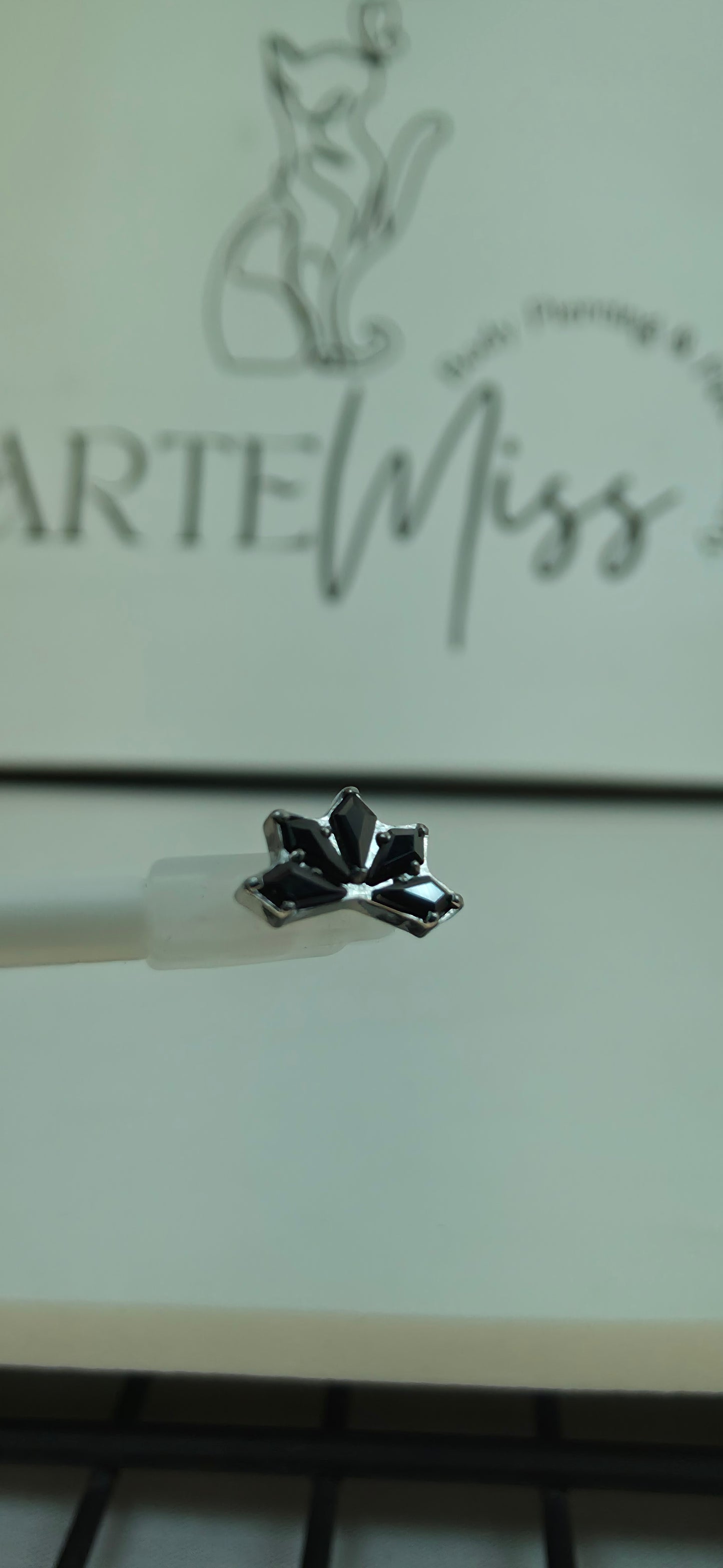 Cluster de Titanio con incrustaciones de zirconia en color negro