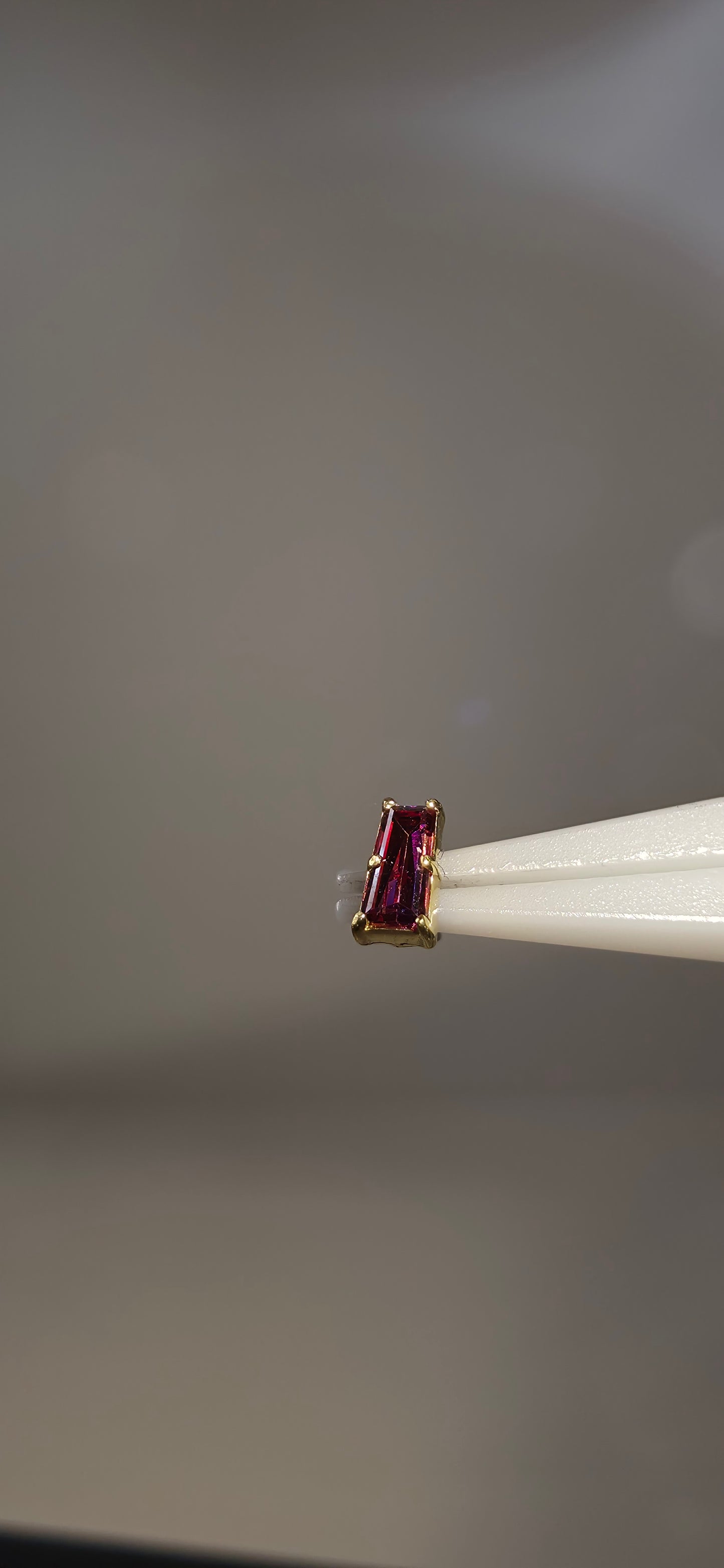 Baguette rosa en oro de 18k con cristales Swarovski.