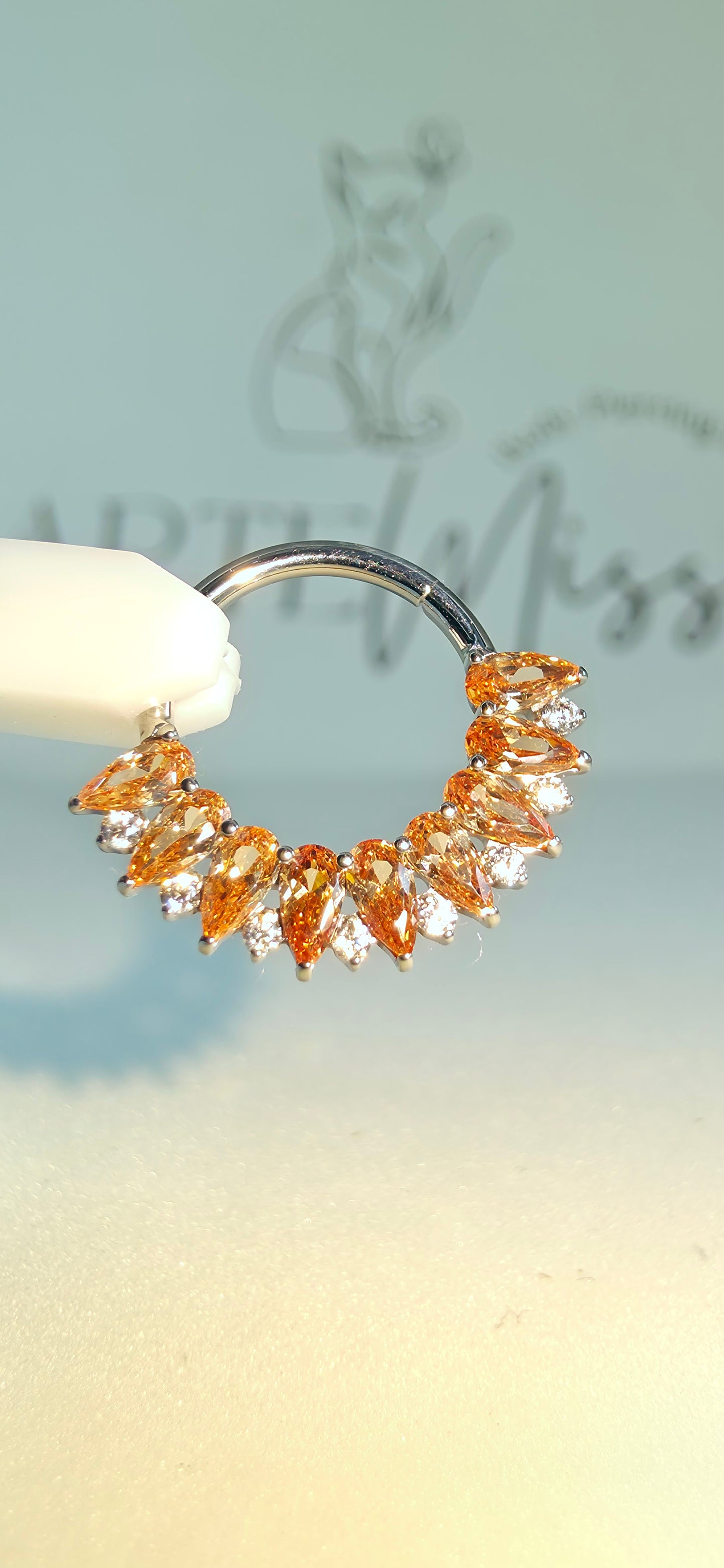 Clicker de Titanio con incrustaciones de zirconia champagne