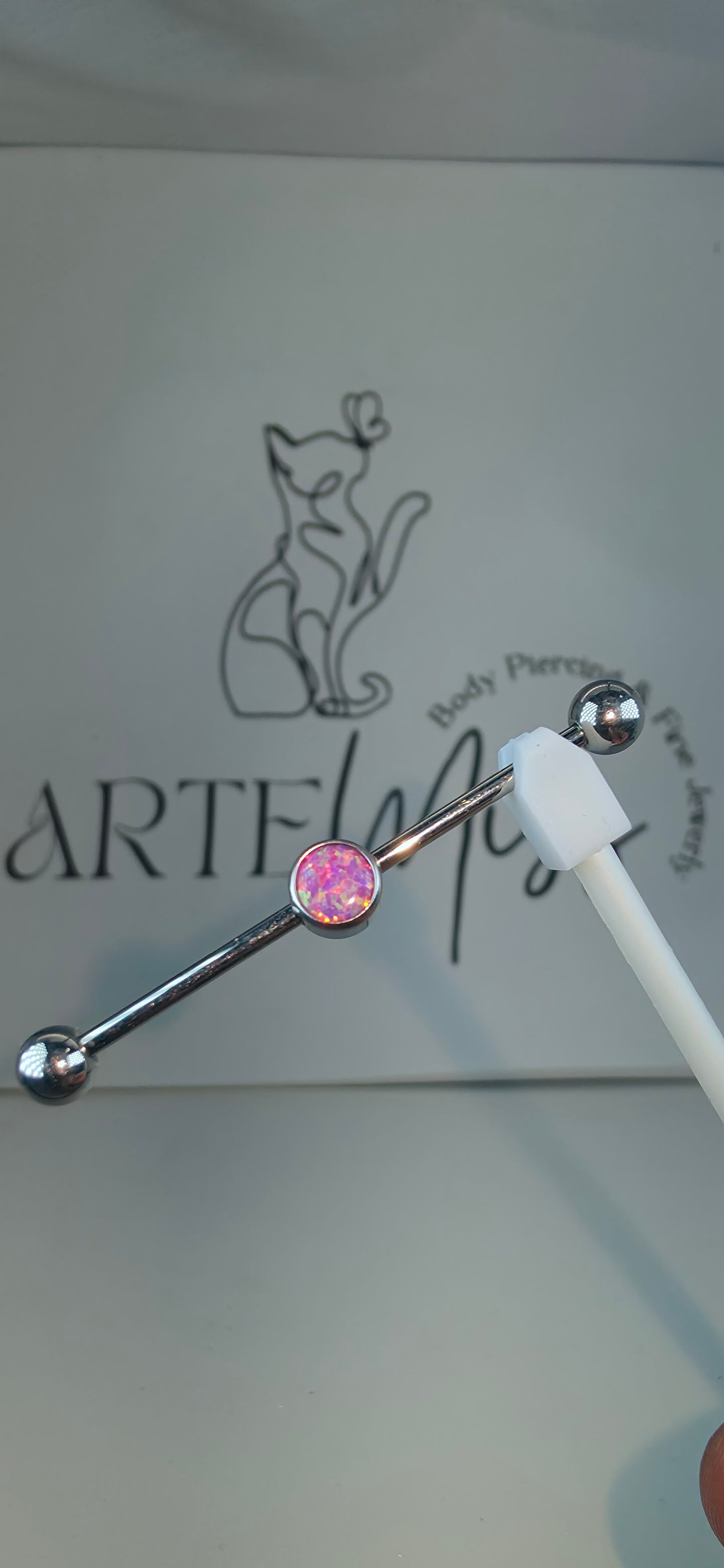 Industrial piercing, transversal 14g en Titanio.