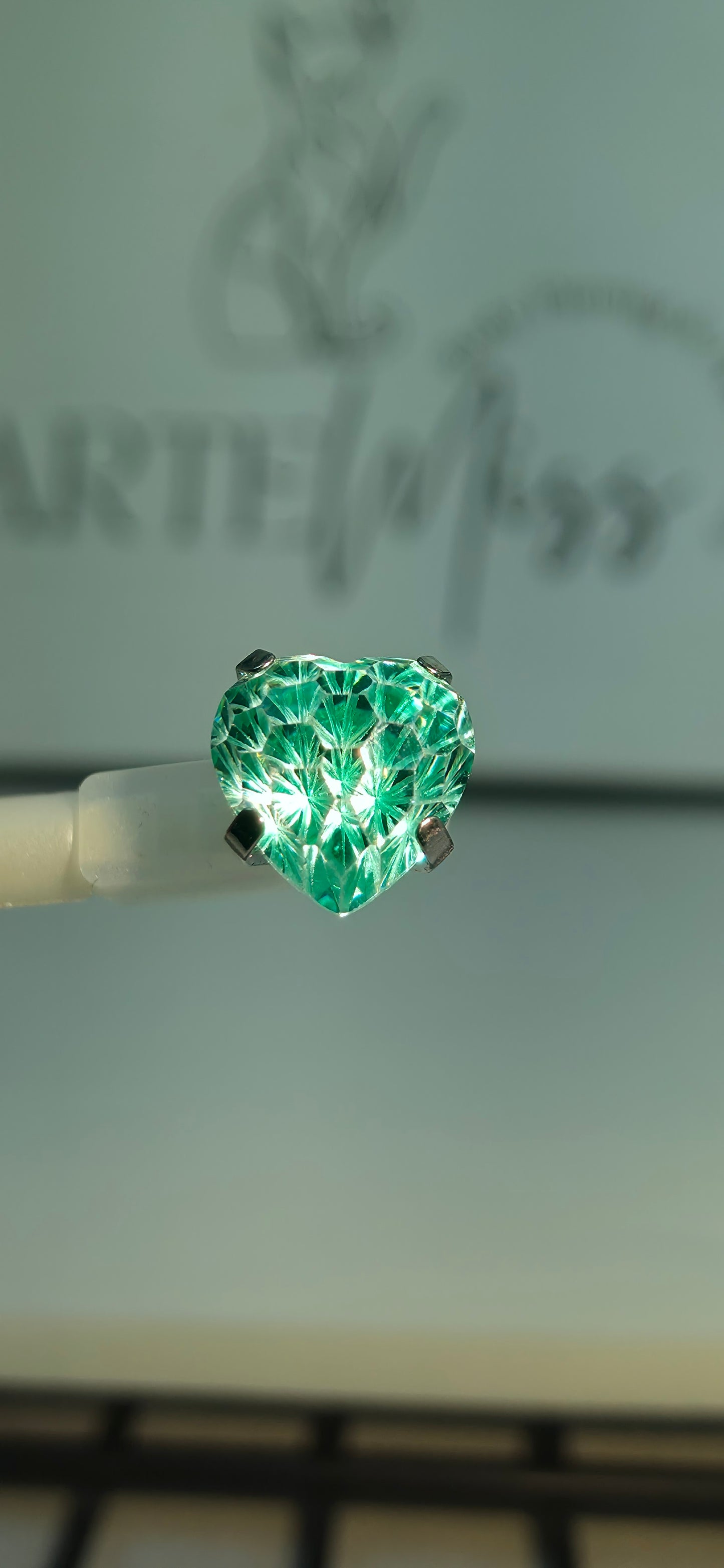 Top de Titanio con zirconia en forma de corazon