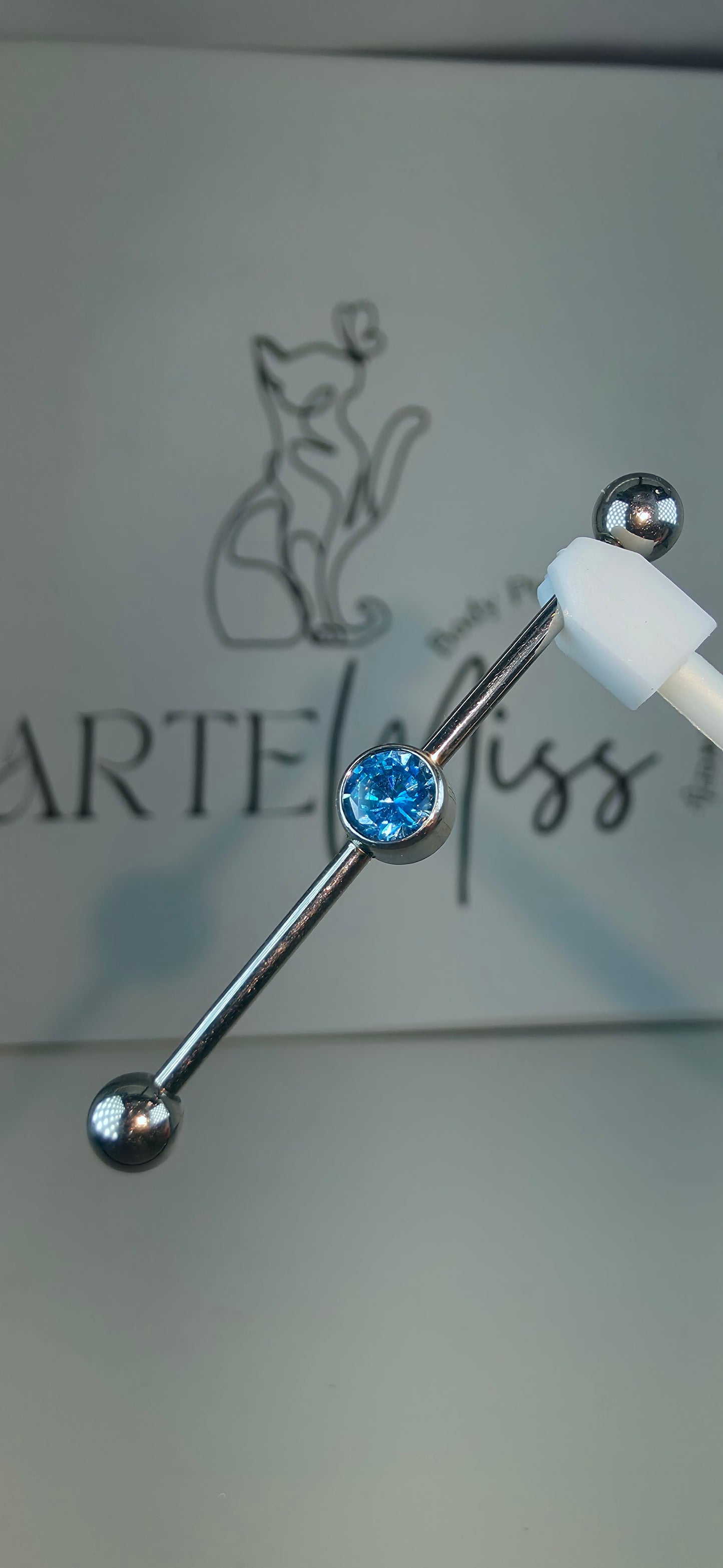 Industrial piercing, transversal 14g en Titanio.