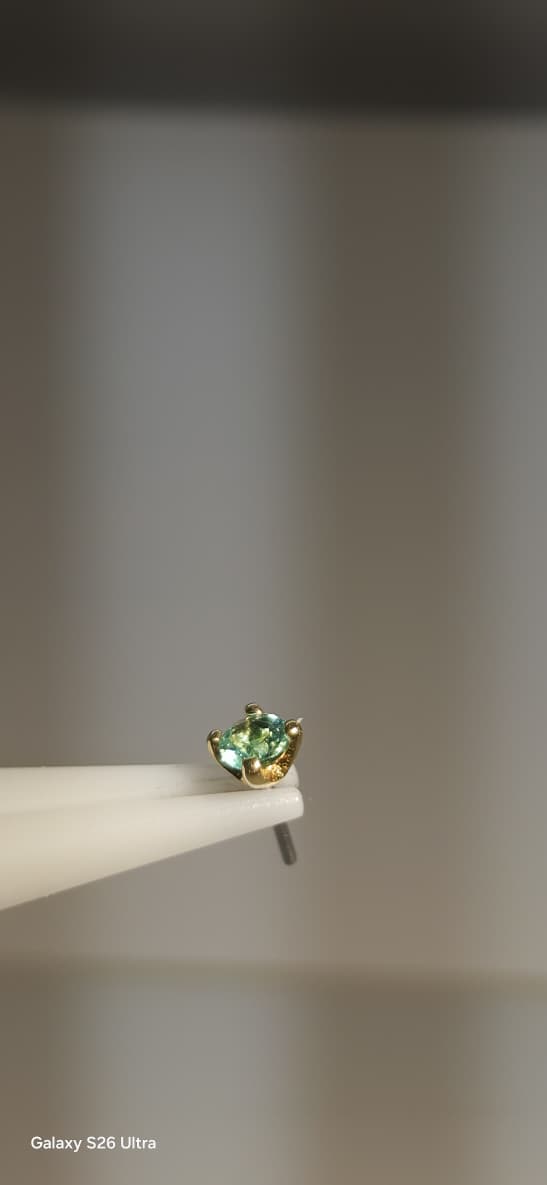 Esmeralda 2.5 mm en oro de 18k