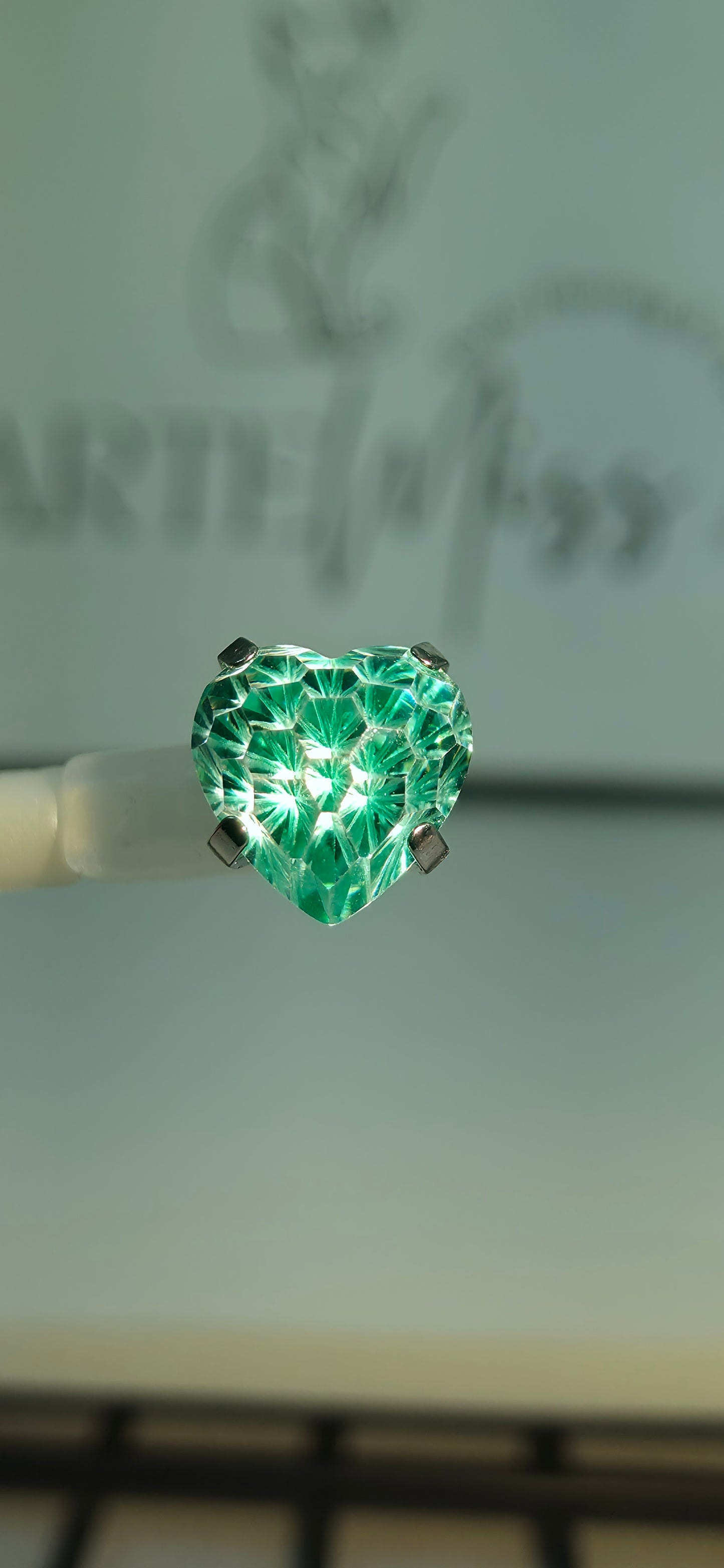 Top de Titanio con zirconia en forma de corazon