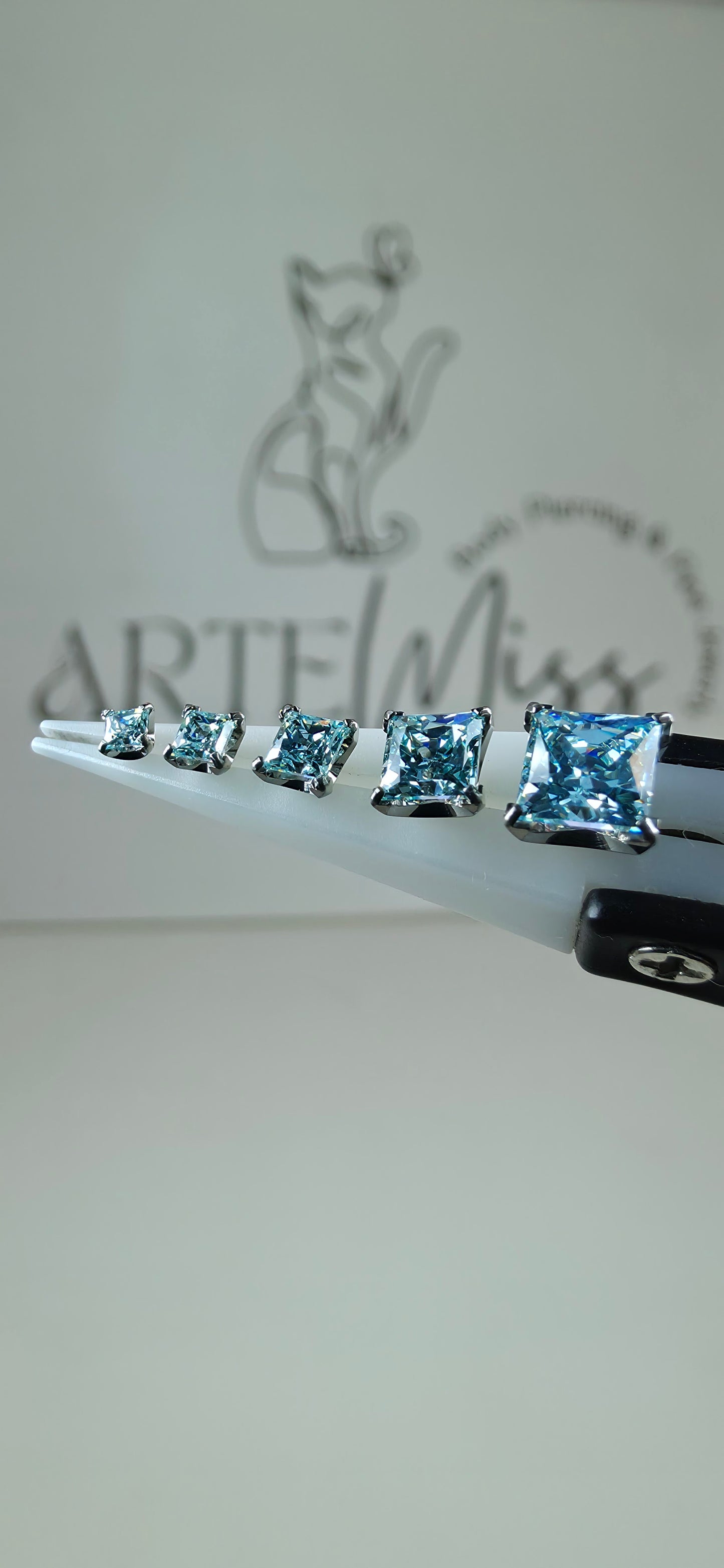 Swarovski cúbicos  de la marca NeoMetal