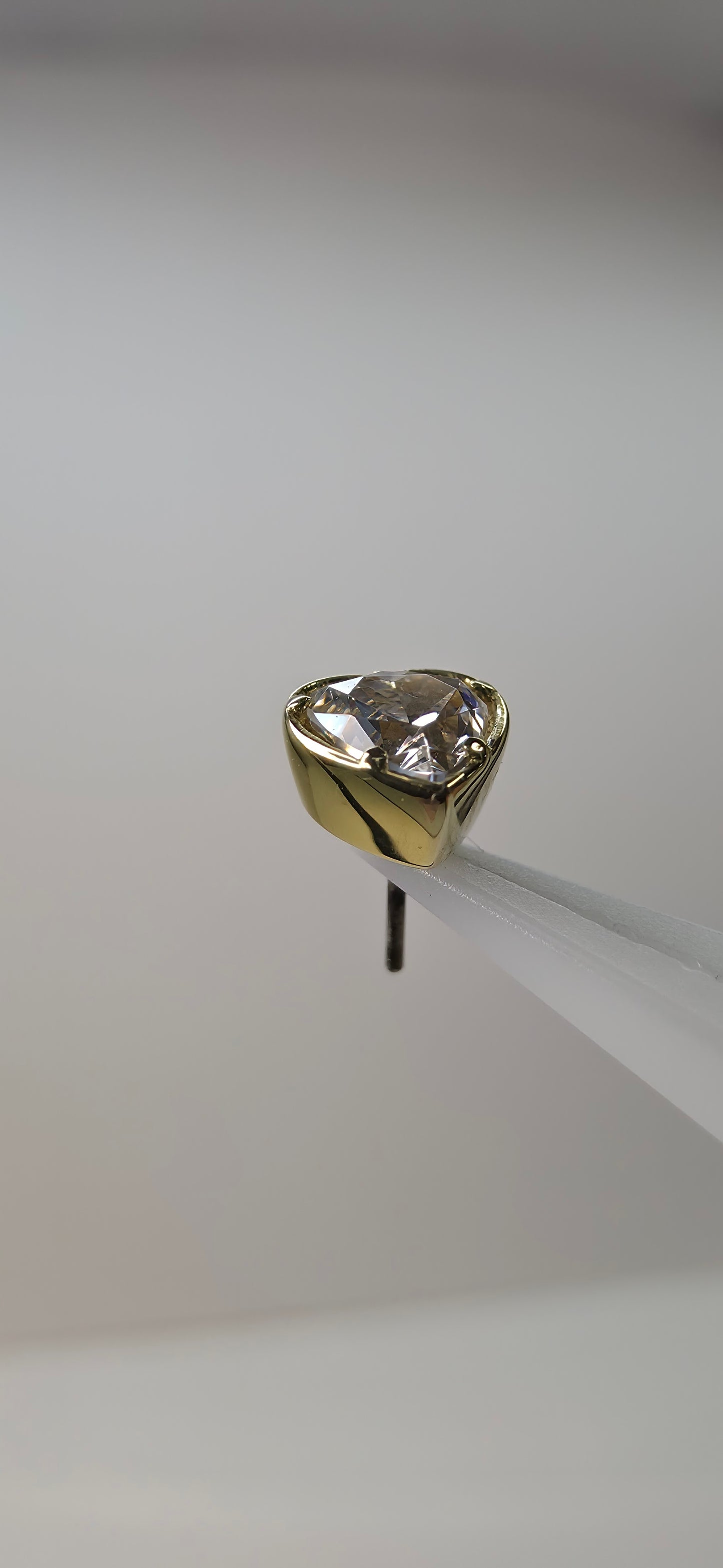Corazón en oro de 18k con cristal Swarovski